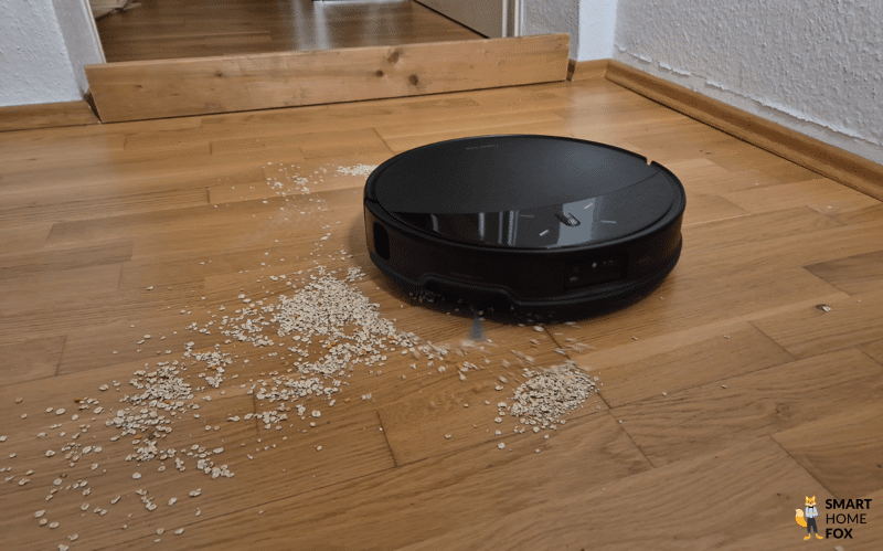 Roborock Saros 10R убирает овсяные хлопья на ламинате во время теста
